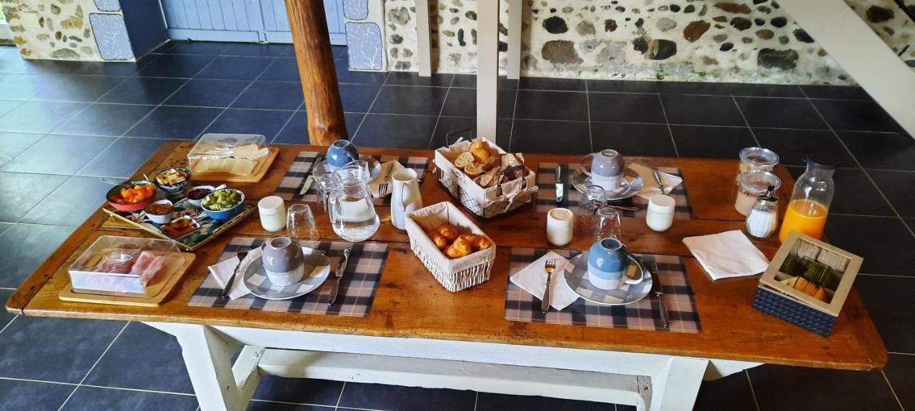 Bed and Breakfast La Ferme Aux Fleurs Ossun Exterior foto